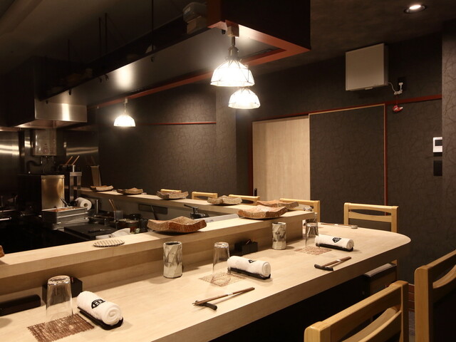 8席カウンターの店内